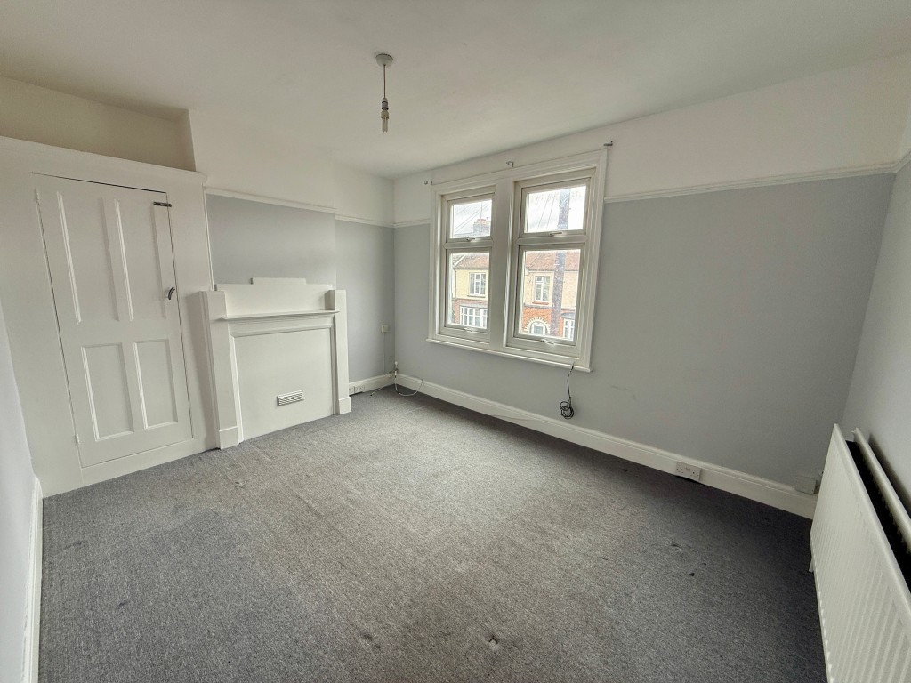 Lot: 146 - FREEHOLD PROPERTY ARRANGED AS TWO FLATS - Flat two living room
